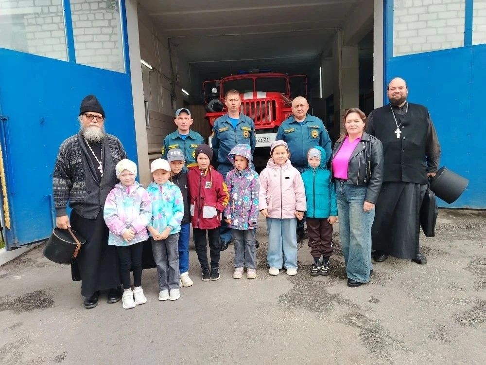 Экскурсия в пожарную часть села Батырево: дети встретились с огнеборцами и духовенством