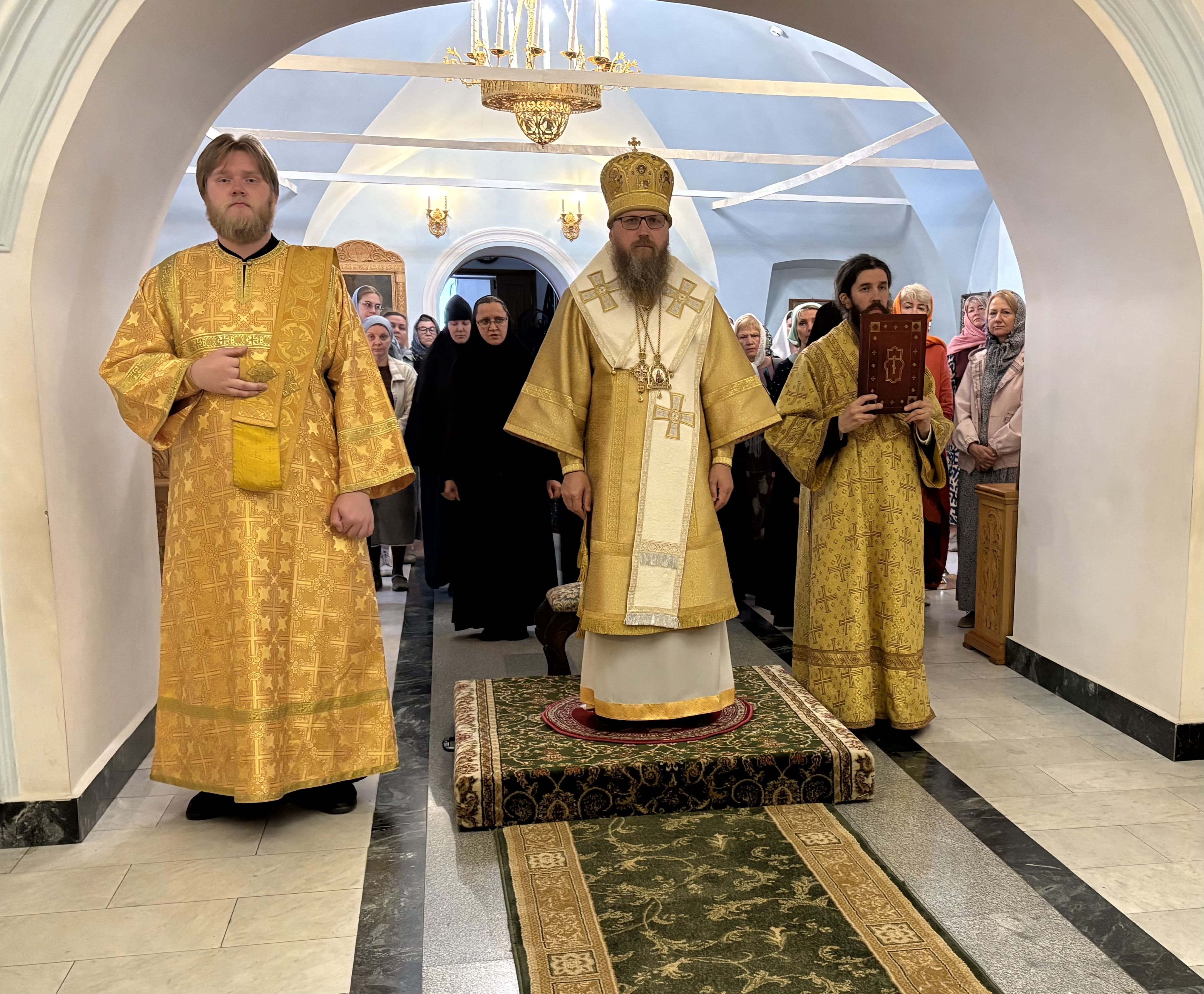 Епископ Череповецкий Игнатий возглавил служение Божественной Литургии в Киево-Никольском монастыре