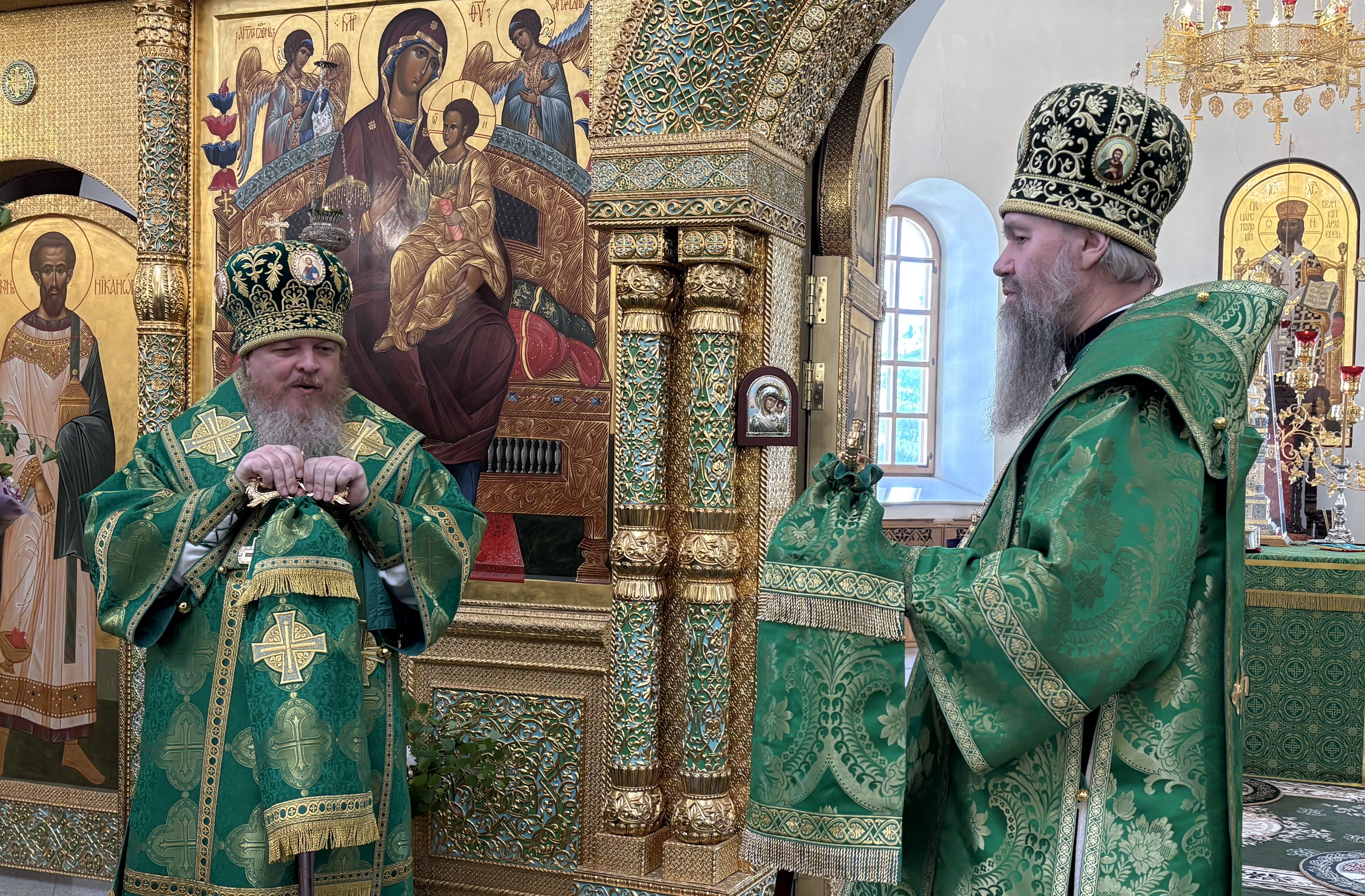 Епископ Алатырский и Батыревский Феодосий в праздник Святой Троицы сослужил за Божественной Литургией епископу Канашскому и Беловолжскому Стефану в Свято-Троицком мужском монастыре города Алатырь