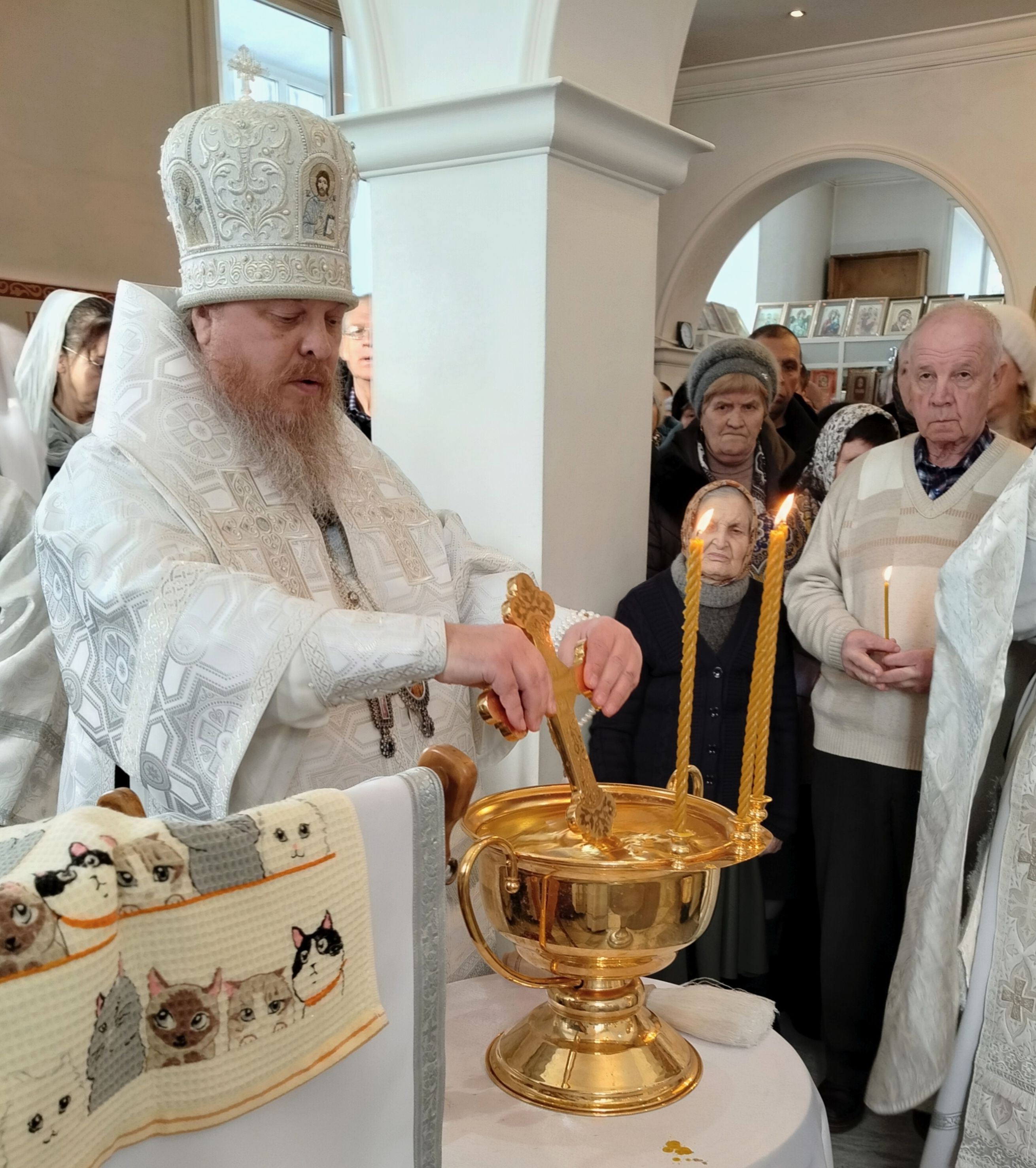 Епископ Алатырский и Порецкий Феодосий в Неделю 32-ю по Пятидесятнице и навечерие Богоявления совершил Божественную Литургию в кафедральном храме в честь Иверской иконы Божией Матери города Алатырь