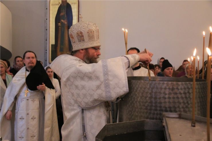 В Крещенский сочельник Преосвященнейший Феодор, епископ Алатырский и Порецкий совершил Божественную литургию и вечерню с чином Великого Освящения воды в Свято-Троицком мужском монастыре г. Алатырь В Крещенский сочельник Преосвященнейший Феодор, епископ Алатырский и Порецкий совершил Божественную литургию и вечерню с чином Великого Освящения воды в Свято-Троицком мужском монастыре г. Алатырь