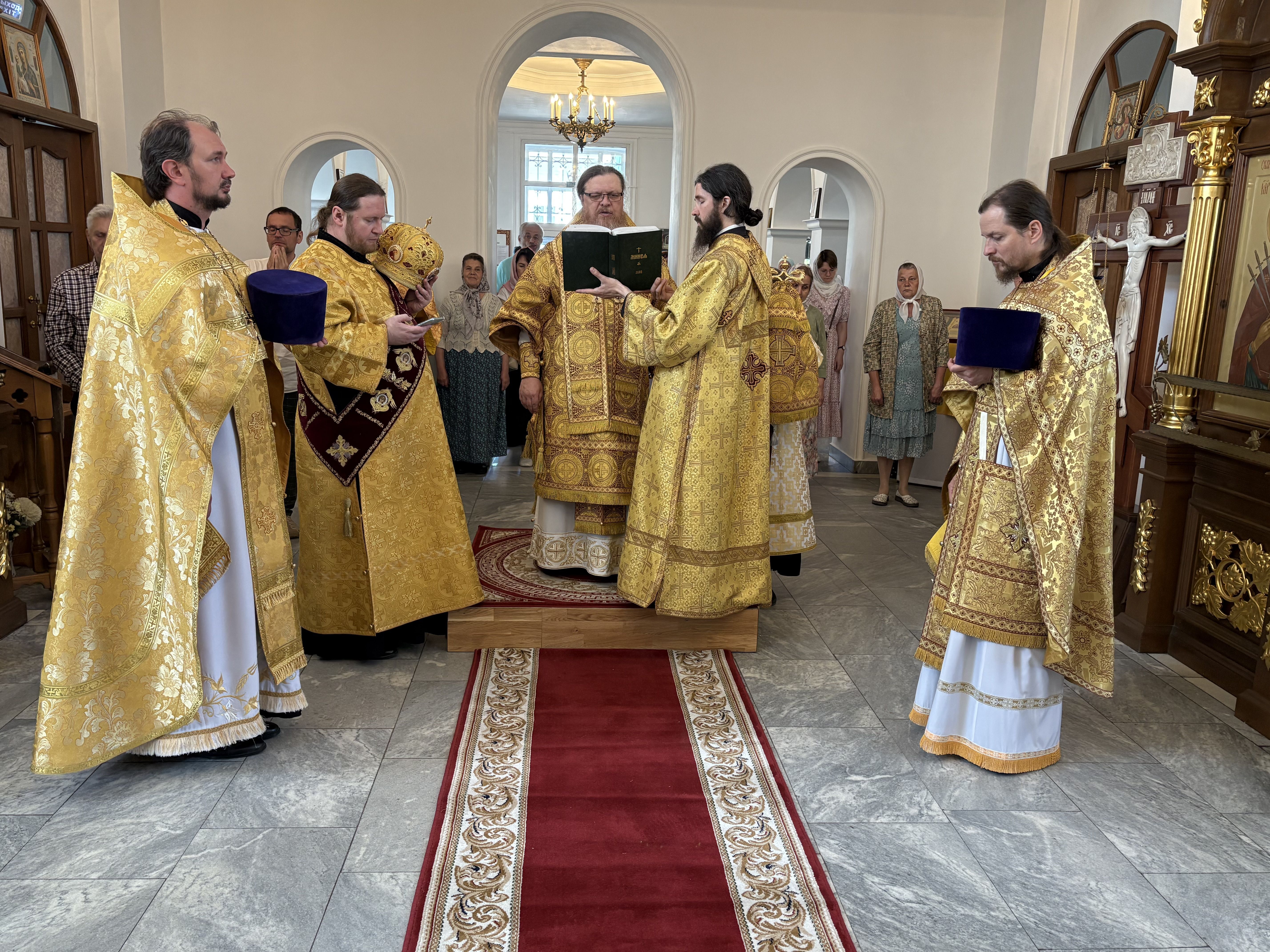 Епископ Алатырский и Батыревский Феодосий в Неделю всех святых, в земле Русской просиявших, совершил Божественную Литургию в Иверском кафедральном храме города Алатырь