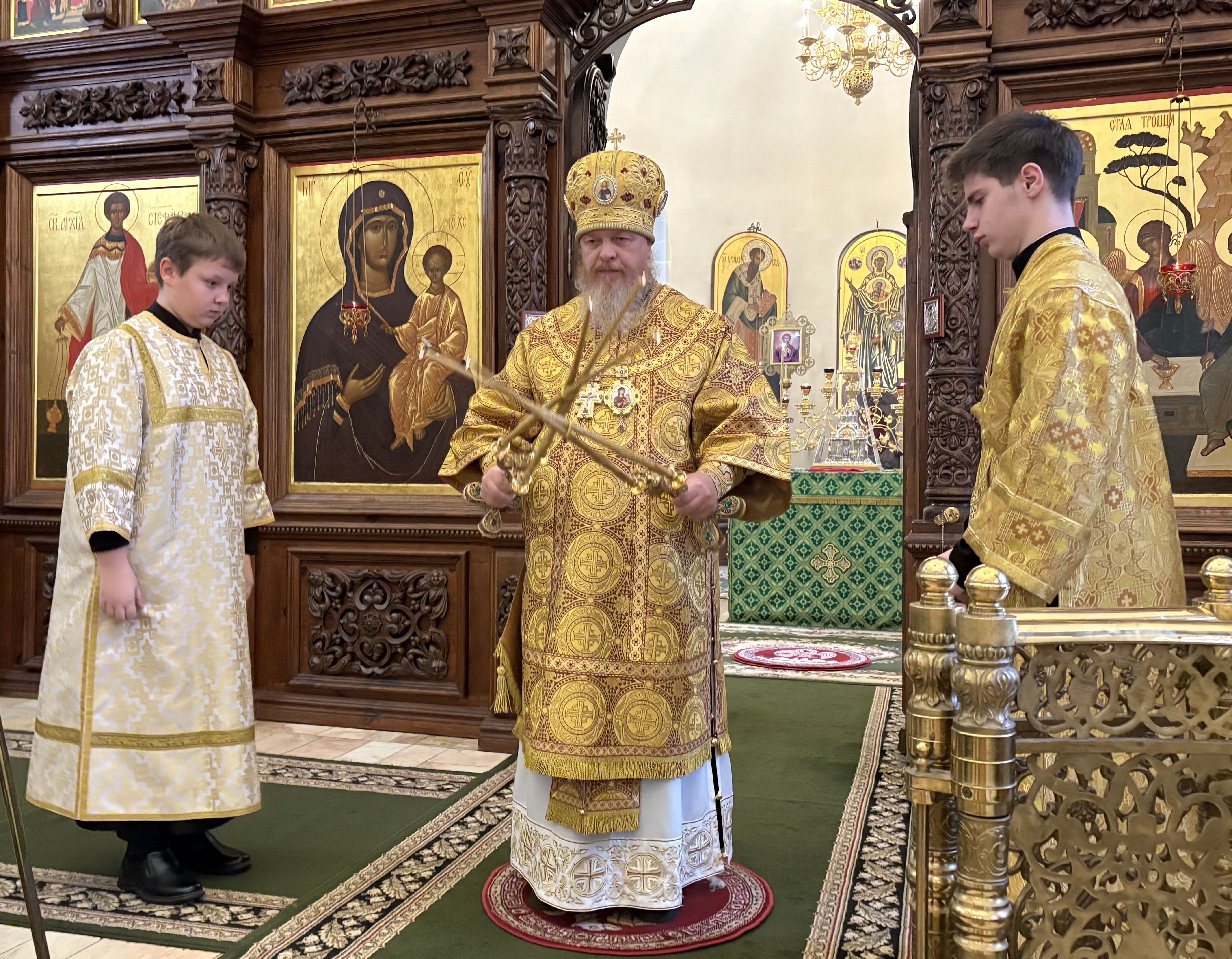 Управляющий Алатырской епархией в Неделю 20-ю по Пятидесятнице совершил Божественную Литургию в Свято-Троицком мужском монастыре города Алатырь