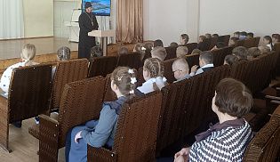 В Гимназии № 6 города Алатырь священник побеседовал с четвероклассниками о ценности жизни