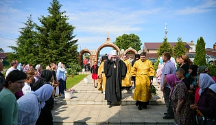 Управляющий Алатырской епархией сослужил митроплиту Чебоксарскому и Чувашскому Савватию за Божественной Литургией в храме Святой Троицы села Большой Сундырь