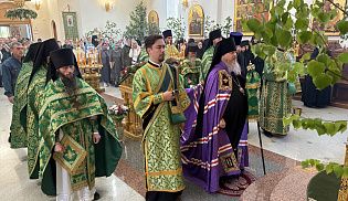 Епископ Алатырский и Батыревский Феодосий в праздник Святой Троицы сослужил за Божественной Литургией епископу Канашскому и Беловолжскому Стефану в Свято-Троицком мужском монастыре города Алатырь