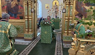 Епископ Алатырский и Батыревский Феодосий в праздник Святой Троицы сослужил за Божественной Литургией епископу Канашскому и Беловолжскому Стефану в Свято-Троицком мужском монастыре города Алатырь
