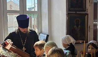 В Светлый четверг в Кресто-Воздвиженском храме встречали школьников 