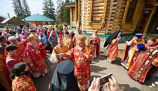 Управляющий Алатырской епархией в Светлый Вторник сослужил за Божественной Литургией митрополиту Чебоксарскому и Чувашскому Савватию в Александро-Невском монастыре п/о Кюрегаси