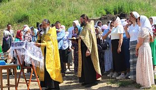 В деревне Кубня освятили святой источник