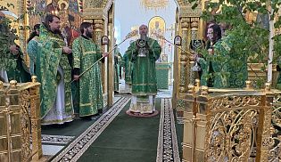 Епископ Алатырский и Батыревский Феодосий в праздник Святой Троицы сослужил за Божественной Литургией епископу Канашскому и Беловолжскому Стефану в Свято-Троицком мужском монастыре города Алатырь