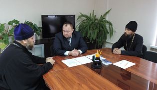 Благочинный V-го округа протоиерей Пантелеимон Пегасов поздравил С. Горбунова с назначением на должность главы Ибресинского района