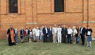 Свято-Троицкий собор в селе Порецкое увенчан куполом и Честным Крестом Христовым