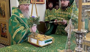 Епископ Алатырский и Батыревский Феодосий в праздник Святой Троицы сослужил за Божественной Литургией епископу Канашскому и Беловолжскому Стефану в Свято-Троицком мужском монастыре города Алатырь