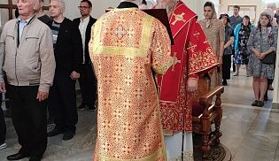 Епископ Алатырский и Порецкий Феодосий в Неделю о слепом совершил Божественную Литургию в кафедральном храме в честь Иверской иконы Божией Матери города Алатырь