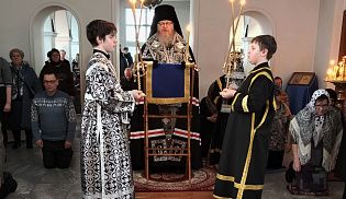 Управляющий Алатырской епархией совершил Великое повечерие с чтением Великого покаянного канона прп. Андрея Критского в кафедральном храме в честь Иверской иконы Божией Матери города Алатырь