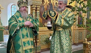 Епископ Алатырский и Батыревский Феодосий в праздник Святой Троицы сослужил за Божественной Литургией епископу Канашскому и Беловолжскому Стефану в Свято-Троицком мужском монастыре города Алатырь