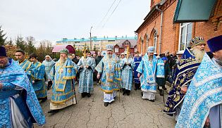 Епископ Алатырский и Порецкий Феодосий в праздник иконы Божией Матери "Всех скорбящих Радость" сослужил за Божественной литургией митрополиту Чебоксарскому и Чувашскому Савватию в храме в честь иконы Божией Матери "Всех скорбящих Радость" города Канаш