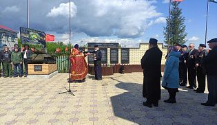 В Старом Ахпердино освятили мемориал в память о воинах-земляках