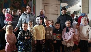 Воспитанники детского сада "Весна" в Великий Четверг посетили Казанский храм в селе Хормалы