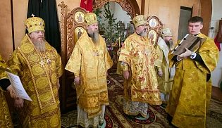 Управляющий Алатырской епархией сослужил митроплиту Чебоксарскому и Чувашскому Савватию за Божественной Литургией в храме Святой Троицы села Большой Сундырь