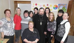 В Алатырской школе искусств прошла встреча иерея Вячеслава, председателя отдела социального служения епархии с преподавателями реабилитационного центра детей с ограниченными возможностями находящейся при школе искусств и родителями детей