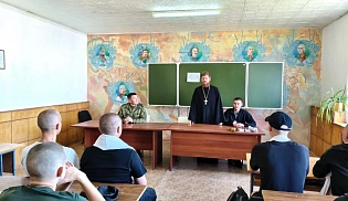 Священник благословил призывников на службу в армии