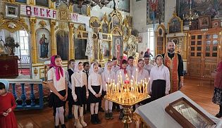 Дети села Хормалы поздравили прихожан с Пасхой