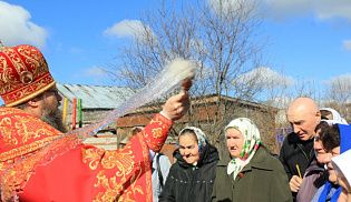 В Четверг Светлой седмицы Преосвященнейший Феодор, епископ Алатырский и Порецкий, совершил Божественную литургию в храме Рождества Христова с. Шемурша