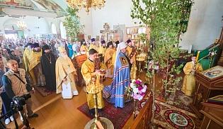 Управляющий Алатырской епархией сослужил митроплиту Чебоксарскому и Чувашскому Савватию за Божественной Литургией в храме Святой Троицы села Большой Сундырь