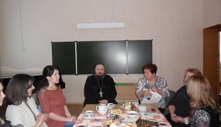 В Алатырской школе искусств прошла встреча иерея Вячеслава, председателя отдела социального служения епархии с преподавателями реабилитационного центра детей с ограниченными возможностями находящейся при школе искусств и родителями детей