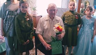 Воспитанники Воскресной школы "Светлячки" поздравила ребенка войны с Днем Победы