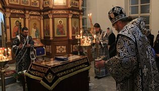 Епископ Алатырский и Порецкий Феодор совершил утреню с чином погребения Господа нашего Иисуса Христа