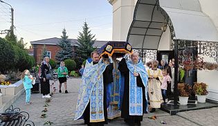 Вечером, 29 августа 2023 г. епископ Алатырский и Порецкий Феодор в сослужении духовенства храма в честь Иверской иконы Божией Матери г. Алатырь совершил чин погребения Божией Матери
