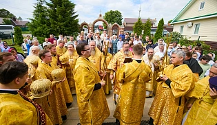 Управляющий Алатырской епархией сослужил митроплиту Чебоксарскому и Чувашскому Савватию за Божественной Литургией в храме Святой Троицы села Большой Сундырь