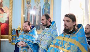 Епископ Алатырский и Порецкий Феодосий в праздник иконы Божией Матери "Всех скорбящих Радость" сослужил за Божественной литургией митрополиту Чебоксарскому и Чувашскому Савватию в храме в честь иконы Божией Матери "Всех скорбящих Радость" города Канаш