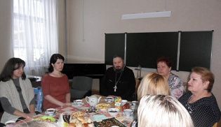 В Алатырской школе искусств прошла встреча иерея Вячеслава, председателя отдела социального служения епархии с преподавателями реабилитационного центра детей с ограниченными возможностями находящейся при школе искусств и родителями детей