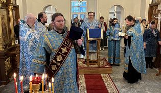 Управляющий Алатырской епархией совершил утреню с чтением акафиста Пресвятой Богородице в кафедральном храме в честь Иверской иконы Божией Матери города Алатырь