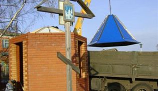 Поднятие купола на строящуюся часовню в с. Первомайское Батыревского района