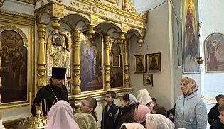 В Светлый четверг в Кресто-Воздвиженском храме встречали школьников 