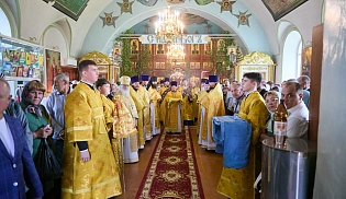 Управляющий Алатырской епархией сослужил митроплиту Чебоксарскому и Чувашскому Савватию за Божественной Литургией в храме Святой Троицы села Большой Сундырь