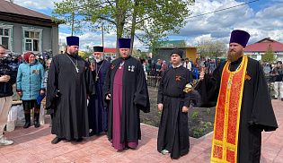 Духовенство приняло участие в открытии памятника , павшим войнам в деревне Нижнее Турмышево