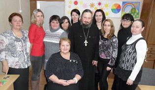 В Алатырской школе искусств прошла встреча иерея Вячеслава, председателя отдела социального служения епархии с преподавателями реабилитационного центра детей с ограниченными возможностями находящейся при школе искусств и родителями детей