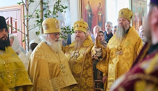 Управляющий Алатырской епархией сослужил митроплиту Чебоксарскому и Чувашскому Савватию за Божественной Литургией в храме Святой Троицы села Большой Сундырь