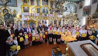 Дети села Хормалы поздравили прихожан с Пасхой