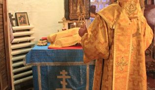 В день памяти свт. Иоанна Златоуста епископ Феодор совершил Божественную Литургию в храме Воздвижения Креста Господня г. Алатырь