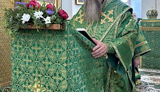Епископ Алатырский и Батыревский Феодосий в праздник Святой Троицы сослужил за Божественной Литургией епископу Канашскому и Беловолжскому Стефану в Свято-Троицком мужском монастыре города Алатырь