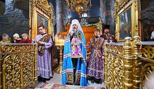 В день памяти преподобного Алексия человека Божия митрополит Савватий возглавил престольный праздник придельного храма Введенского кафедрального собора