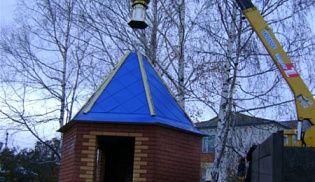 Поднятие купола на строящуюся часовню в с. Первомайское Батыревского района