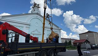 Свято-Троицкий собор в селе Порецкое увенчан куполом и Честным Крестом Христовым